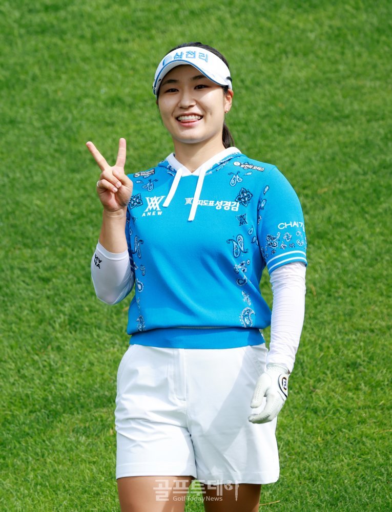 손 인사하는 최가빈 , ‘하이원 리조트 여자오픈 2026’무빙데이 1번홀 티샷