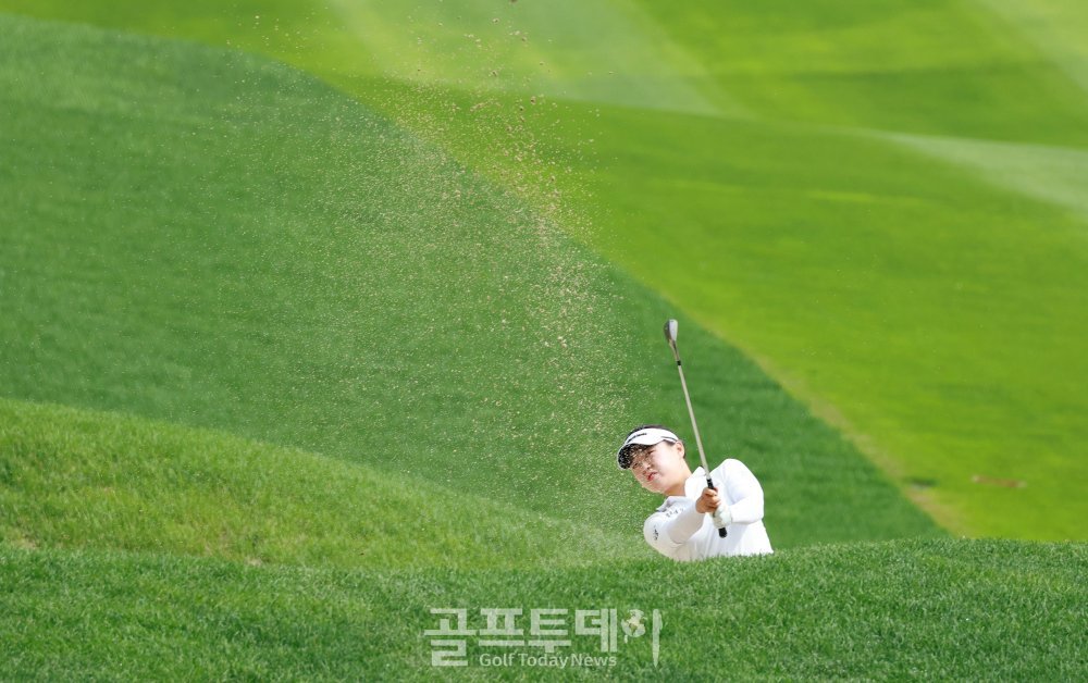 모래를 휘날리는 벙커샷 김소정, ‘하이원 리조트 여자오픈 2026’무빙데이 1번홀