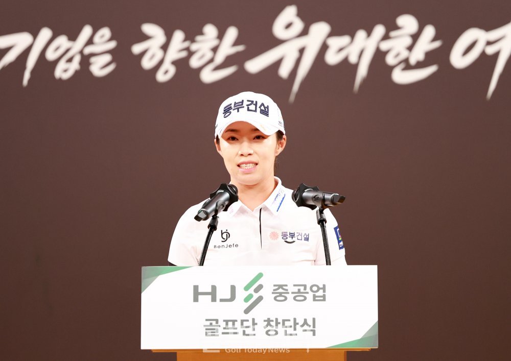 축사하는 김수지, KLPGA HJ중공업 새출발