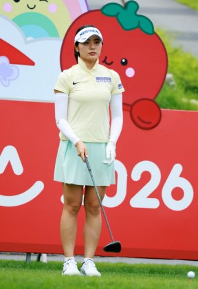 방향 확인하는 이율린, 2026 오로라월드 챔피언십 1번홀