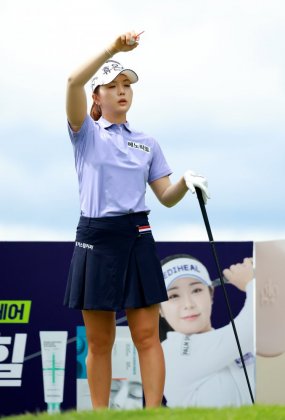 바람확인 하는 최예림, 메디힐 챔피언십 9번홀